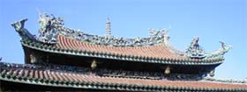 Main hall, roof ridge: dragons and phoenixes