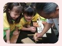 Mr. Chen demonstrate brick-carving.