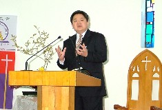 Clergymanr Lei is preaching