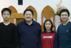 take pictures with Clergymanr Lei in the church