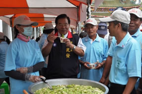 王縣長品嚐美食料理.jpg