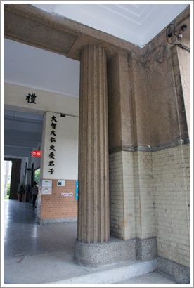 大同國小玄關處的古典圓柱
