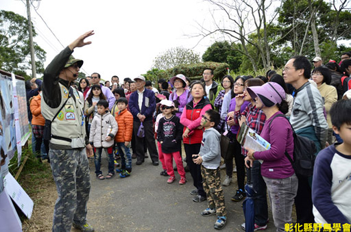 鳥會志工向參加活動的民眾講解