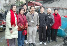 Grandpa Lee, grandma Hsiao, aunt Chen, Fu-Mei took pictures with us.