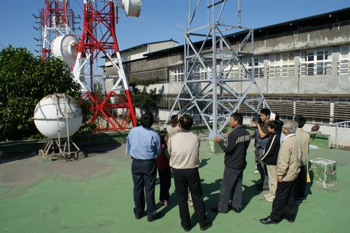 WunDe Broadcasting Explore Team exploring Fengyuan Station antenna facility.
